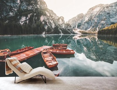Итальянское озеро с лодками среди гор Gor403 фото