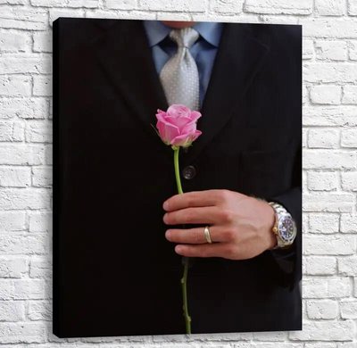 Постер Розовая роза от мужчины в черном пиджаке Fig16673 фото