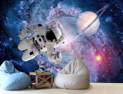 Астронавт на фоне космического пространства с планетой Fot504 фото