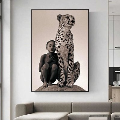 Un băiat pe un deal cu un ghepard ZHi14827 фото