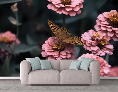 Розовые цветы и огромная бабочка на темном фоне TSv907 фото