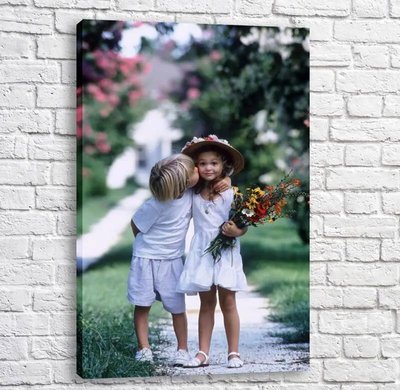 Постер Мальчик целует девочку с букетом цветов Fig16660 фото