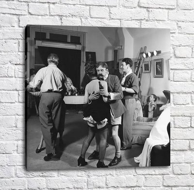 Постер Люди веселяться и танцуют, фон черно белый Tan19235 фото