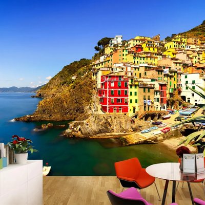 Peisaj însorit al coastei italiene cu case colorate Gor390 фото