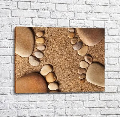 Постер Камни выложенные в виде ступней на фоне песка Mul16278 фото