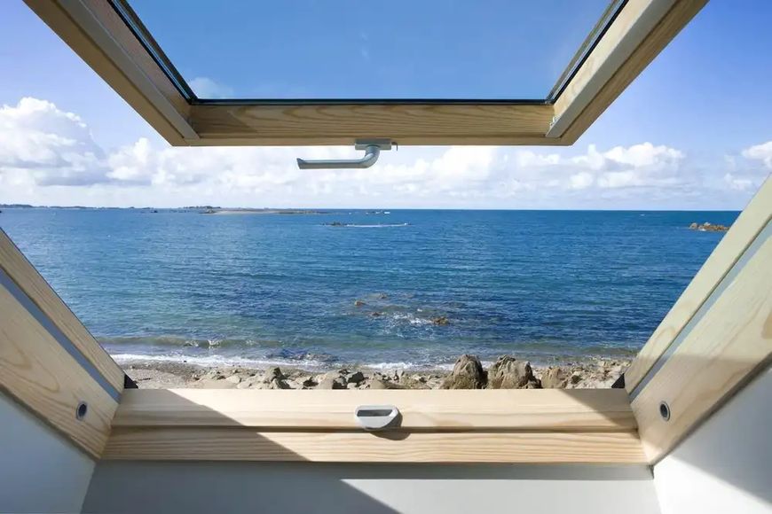Наклейка на стену, Вид из окна с видом на море W19 фото