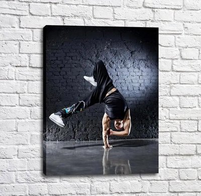Постер Танцор брейк данс на фоне черной кирпичной стены Tan18172 фото