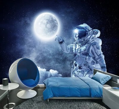 Космонавт и светящаяся планета на темном фоне со звездами и облаками Fot465 фото