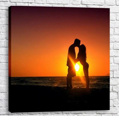 Постер Влюбленная парочка обнимается и целуется на пляже, закат Fig16685 фото
