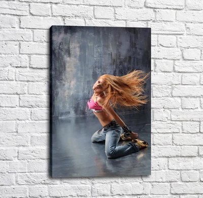 Poster Fată pe fundalul unui perete gri, break dance Tan17297 фото