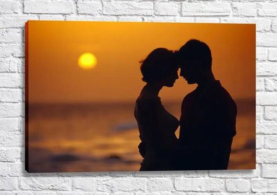 Постер Влюбленная пара обнимается на закате Fig16911 фото