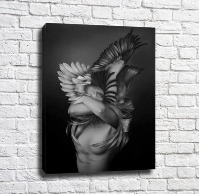 Обнаженная девушка и охапка крыльев с перьями в руках Emi14909 фото