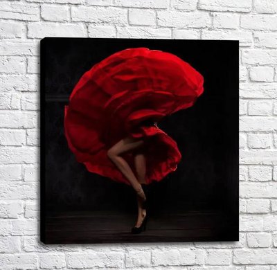 Poster Carmen într-o rochie roșie pe fond negru Tan17584 фото