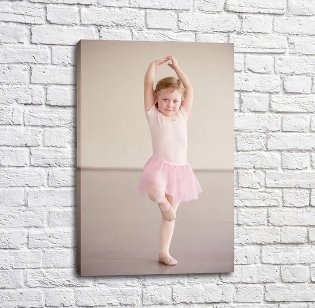 Постер Маленькая девочка в балетном классе, балет Tan17585 фото