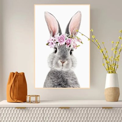 Кролик с букетом цветов на голове, на белом фоне ZHi14572 фото