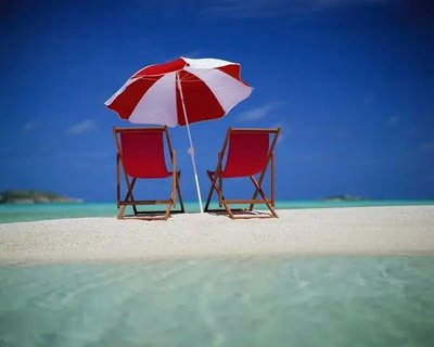 Afiș foto Scaune și umbrelă pe plajă Avs18609 фото