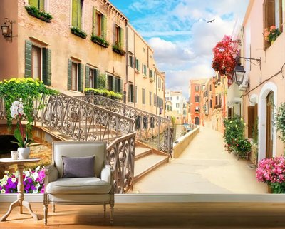 Мостик над Венецианским каналом среди разноцветных фасадов домов Fre273 фото