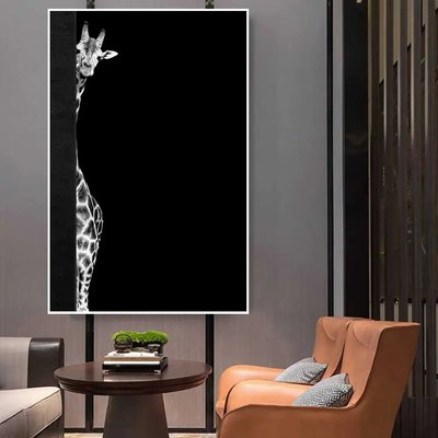 Girafă monocromă, ascunsă, pe fundal negru ZHi14574 фото