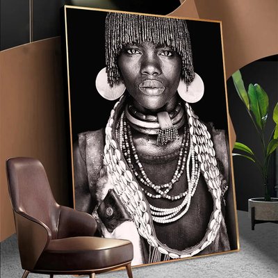 Tânăr african în costum național care poartă bijuterii Dev14785 фото