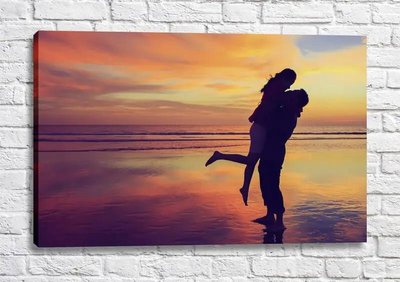 Постер Влюбленная парочка обнимается и целуется на закате Fig16645 фото
