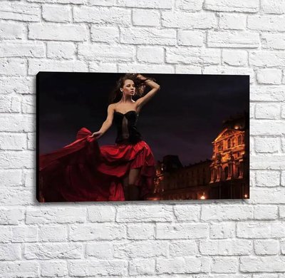 Poster Carmen într-o rochie roșie pe fundalul arhitecturii Tan18183 фото
