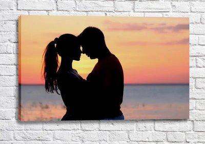 Постер Влюбленная пара обнимается и целуется на закате Fig16646 фото