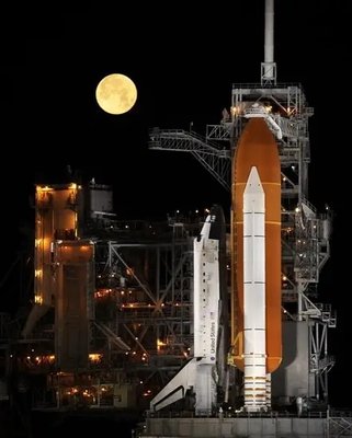 Poster foto Shuttle Discovery așteaptă lansarea Ame18868 фото