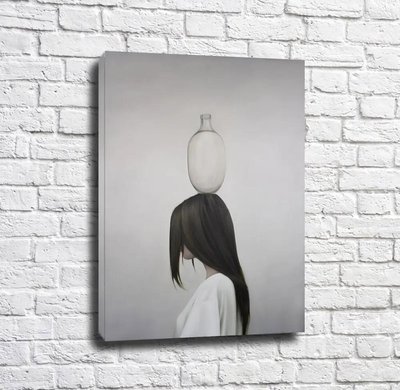 Девушка со стеклянной вазой на голове Emi14918 фото