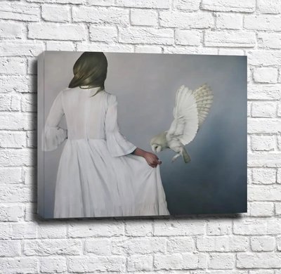 Fată din spate într-o rochie albă și o bufniță Emi14919 фото