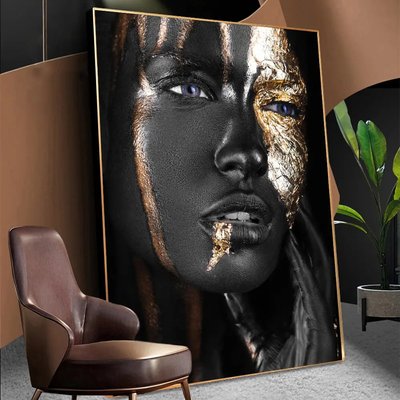 Голубоглазая темнокожая девушка с золотым макияжем Dev14793 фото
