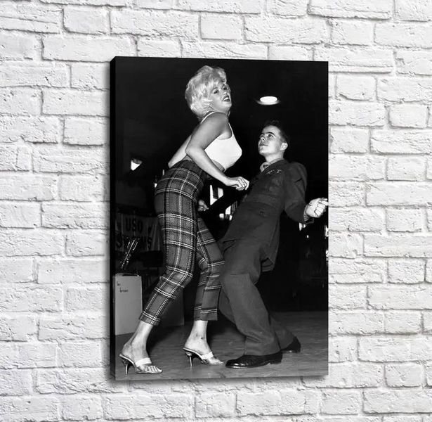 Постер Актриса Джейн Мэнсфилд на танцах, черно белый стиль Tan18194 фото