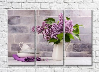 Veselă liliac și albă pe un zid de cărămidă violet TSv5433 фото