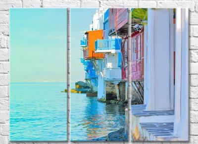 Триптих Белый дом с цветными балконами и моря Mor9884 фото