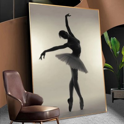 Balerina pe un fundal gri în studio Dev14857 фото