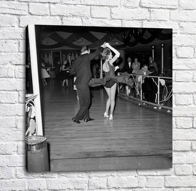 Poster Bărbat și femeie dansând într-un bar, dansând Tan17726 фото