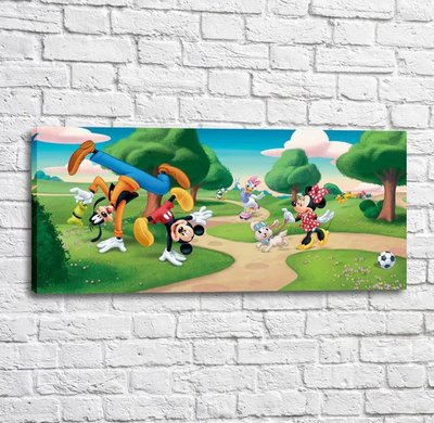 Постер Микки Маус и его друзья, гуляют в зеленом парке Mul16318 фото