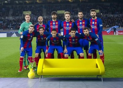 Echipa de fotbal Barcelona pe fundalul stadionului, sport Spo2899 фото