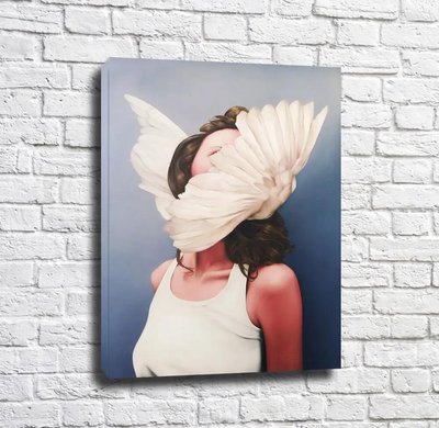 Fată într-un tricou alb și aripi care își ascund fața Emi14946 фото
