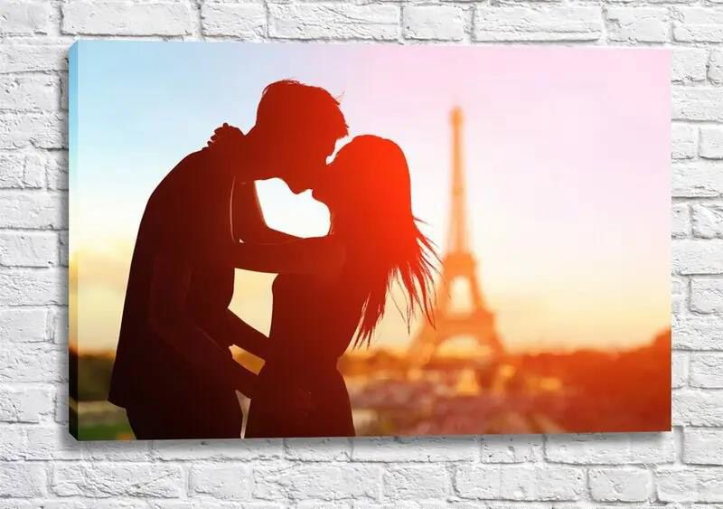 Poster Un cuplu de îndrăgostiți care se sărută pe fundalul Turnului Eiffel Fig16678 фото