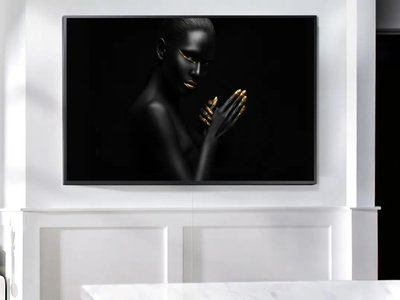 Fată neagră pe fundal negru, machiaj auriu Dev14813 фото