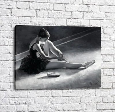 Постер Балерина надевает пуанты, черно белый стиль, балет Tan18755 фото