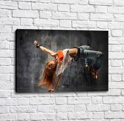 Постер Красивая девушка танцует брейк данс на сером фоне Tan17593 фото