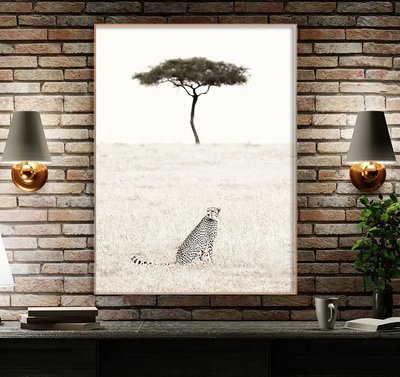 Гепард в саванне на фоне дерева ZHi14578 фото