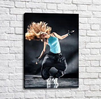 Poster Fată care dansează &icirc;n stilul break dance pe un fundal negru Tan19223 фото
