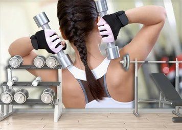 Fototapet - "Fată cu gantere &icirc;n sală, fitness" Spo3031 фото
