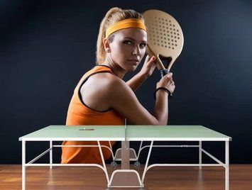 Fototapet - "Fată cu rachetă pe fond negru, sport" Spo3033 фото