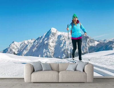 Девушка на лыжах на фоне гор Spo3044 фото