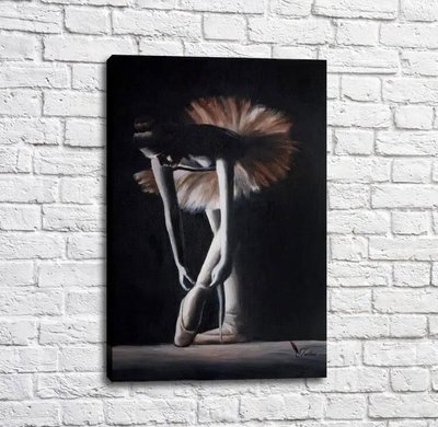Постер Маленькая балерина завязывает пуанты, фон черный, балет Tan17690 фото